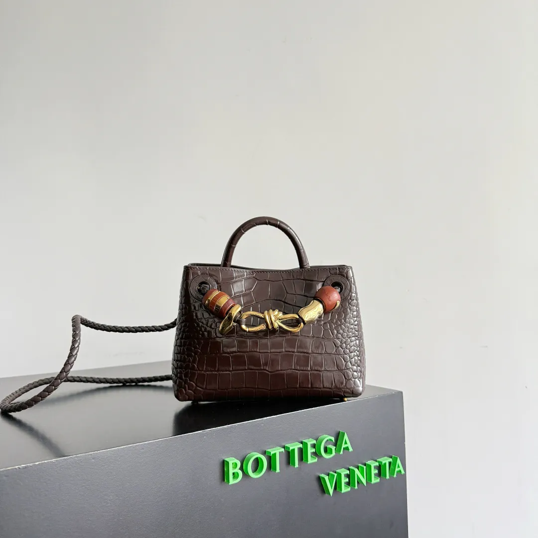 Batch 2880 BOTTEGA VENETA crocodile leather mini andiamo is paired with a four-piece oak hardware set, making the entire bag more layered. As a classic model of the BV family, each innovation brings different surprises to fans. There are three ways to carry it with different makeup. Crocodile skin is called the gold in leather and is famous for its top luxury and rarity. During use, the luster of the crocodile skin will not fade or fade with time. No matter how long it is used, it will still remain new. And because each crocodile skin is different, the effect of each crocodile leather bag is different. Style number: 777614+wood hardware Size: 22*15.5*9cm